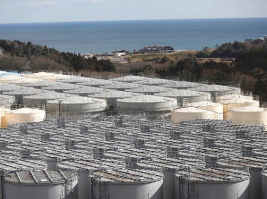 2011년, 강력한 지진과 쓰나미로 후쿠시마 원전의 냉각 시스템이 손상되어 3개의 원자로 노심이 녹아버렸다. 이후 10년 동안 냉각수는 손상된 1차 격납용기로부터 원자로 건물 지하로 끊임없이 빠져나갔다. 손실을 보충하기 위해 원자로 안에 남아 있는 녹은 연료를 식히기 위해 추가로 물을 원자로에 주입했다.(사진 : 유튜브 캡처)