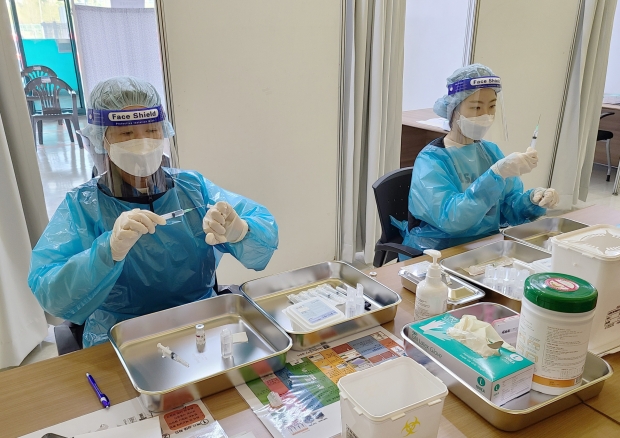 경주시가 지난 15일 코로나19 예방접종센터 개소에 맞춰 센터 의료인들이 최소잔여량 주사기(LDS)를 통해 백신을 추출하고 있다