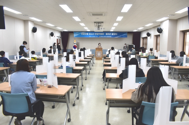 경주시 화랑마을에서 지난 25일 화백관에서 화랑마을 청소년 운영위원회 및 동아리 발대식을 열고 있다