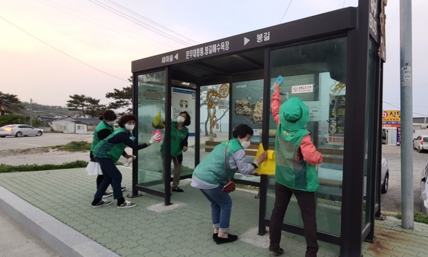 문무대왕면 새마을부녀회에서 방역 및 환경정비에 나서는 모습