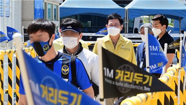 박남춘 인천시장이 지난 4월 25일 인천축구전용경기장을 방문해 방역 현장을 점검하고 있다.