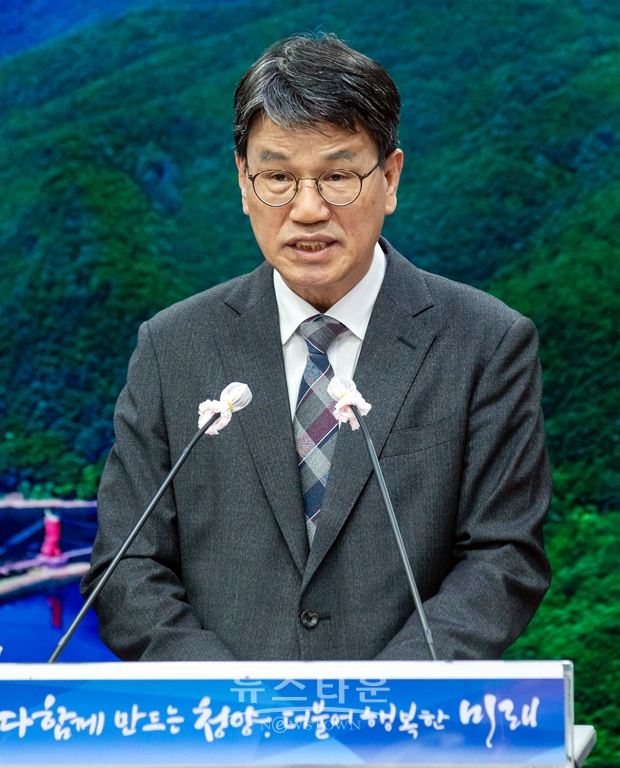 지난 4월 28일 오후 2시 청양군청 상황실에서 유튜브 브리핑을 가진 김돈곤 청양군수가 “1차 심사를 통과한 후보지 3곳 중 가장 높은 점수를 획득하면서 기후환경연수원 최종 대상지로 선정됐다”고 밝혔다.