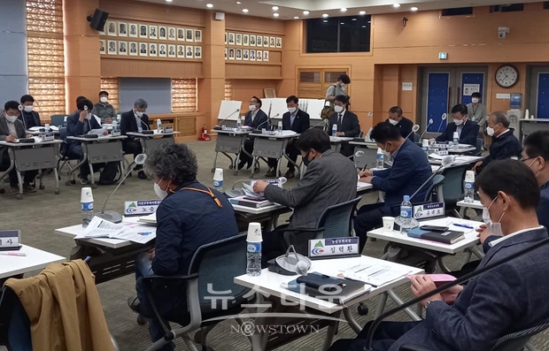 청양군이 지난 4월 30일 군청 대회의실에서 공간 전략 및 생활권 활성화 계획 중간보고회 겸 추진위원회를 열고 정책개발에 집중했다.