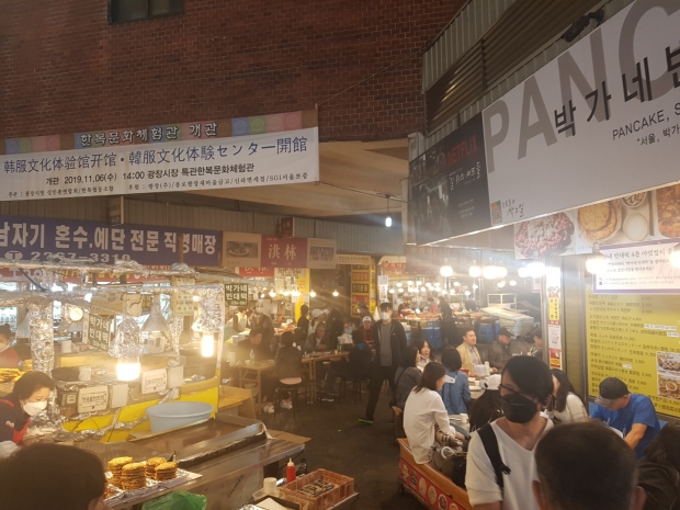 서울 종로의 광장시장 젊은 층들이 주요 고객을 변해 넘쳐나고 있다.