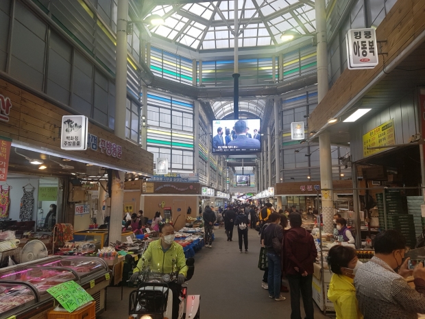 시흥시 신천동 광장시장, 현대화사업으로 쾌적한 시장 부위기를 연출하고 있다.