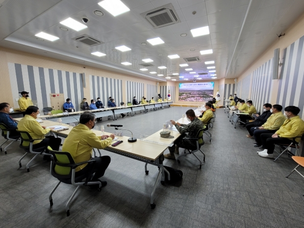 경주시에서 지난달 30일 시청 대회의실에서 주낙영 경주시장과 지역 기관장 등 위원 18명이 참석한 가운데 2분기 경주시통합방위협의회 정기회의를 개최하고 있다