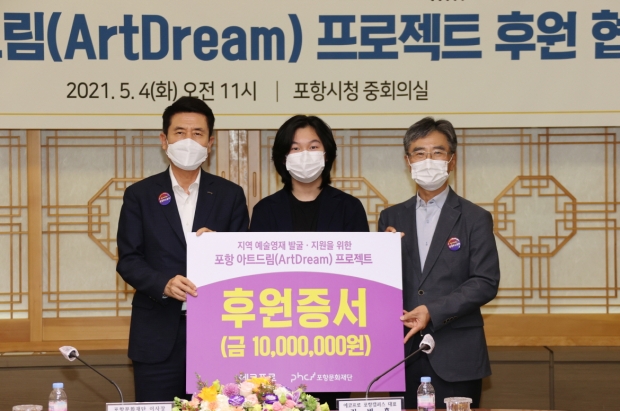 (왼쪽부터) 이강덕 포항시장, 피아노 영재 최이삭 군, 김병훈 에코프로 포항캠퍼스 대표