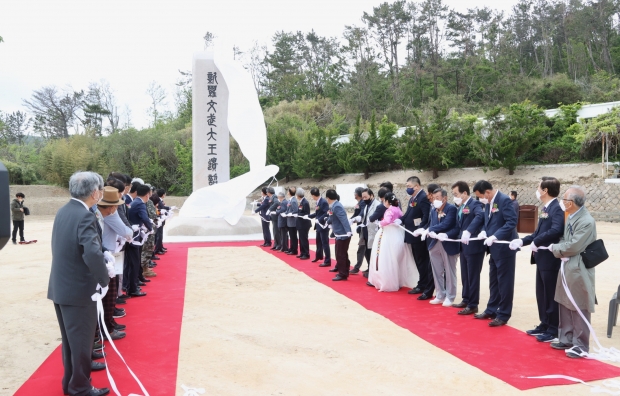 경주시는 4일 오후 문무대왕면 봉길리 해변에서 문무대왕면 선포식을 열고 참석자들이 축포 버튼을 누르고 있다