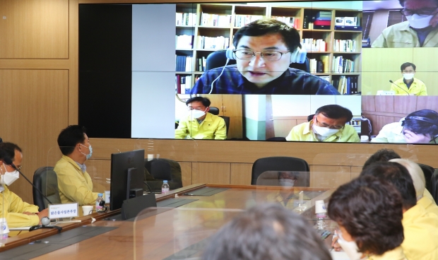 자가격리로 재택근무 중인 주낙영 경주시장이 6일 읍·면·동장 영상회의를 주재하며 시정을 빈틈없이 챙기고 있다