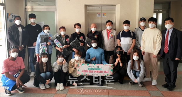 선문대학교 학생들이 어버이날을 맞아 천안·아산지역에 거주하는 사할린 동포 어르신들의 가슴에 카네이션을 달아드리는 행사를 진행했다.