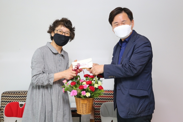 어버이날을 이틀 앞둔 6일 오전 김호진 부시장이 현곡면 금장리 거주 김영애(66·여)씨에게 자녀를 대신해 카네이션 꾸러미와 감사편지를 전달하고 있다