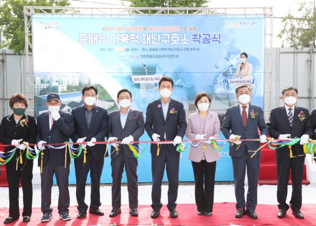 왼쪽 다섯 번째부터 이강덕 포항시장, 김정재 국회의원, 김희수 경상북도의회 부의장