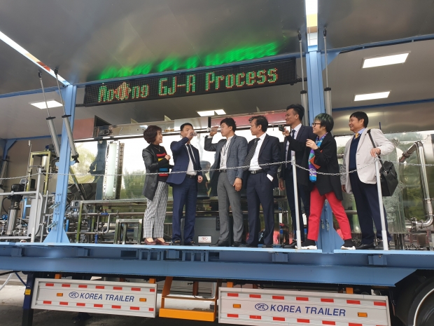 2019년 4월 경주시와 베트남 선하그룹이 베트남 수처리사업 공동추진협약을 체결하며 컨테이너형 GJ-R 차량에서 시음하는 모습