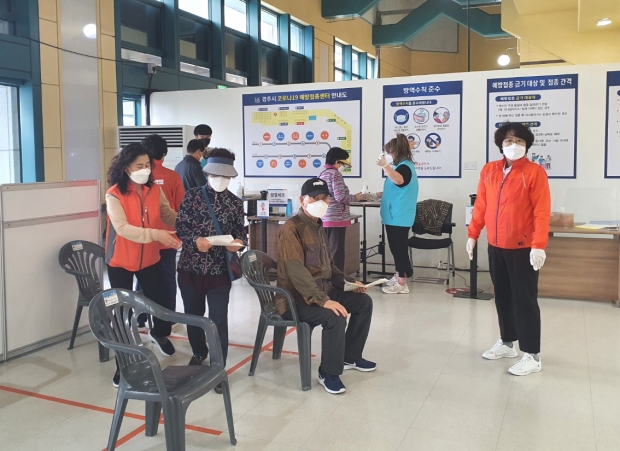 경주시 여성단체협의회에서 12일 코로나19백신예방접종센터에서 봉사활동을 펼치고 있다