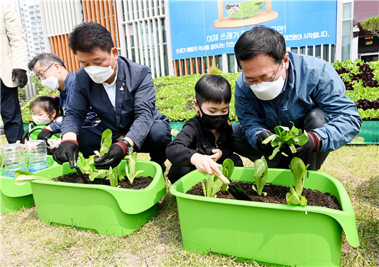 박남춘 인천시장이 지난 15일 계양구 인천광역시농업기술센터에서 열린 '도시농업과 함께하는 행복한 인천, 상자텃밭 나눔 행사'에서 어린이와 상자텃밭에 모종을 심고 있다.