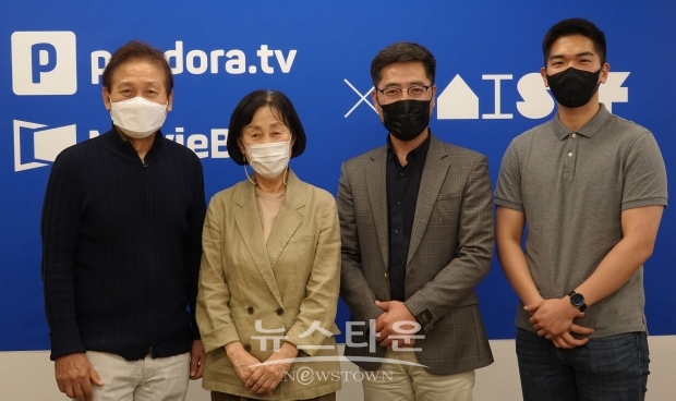 안성기 집행위원장, 손숙 이사장, 판도라티비 김경익 대표, 무비블록 강연경 대표