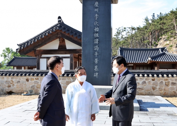 주낙영 경주시장과 김석기 국회의원은 지난 13일 고 이병철 삼성그룹 회장이 직접 쓴 ‘경모비’ 앞에서 이상록 경주이씨 종친회장을 만나 고 이건희 회장의 기증품이 경주에 유치될 수 있도록 문중차원의 협조를 당부하고 있다