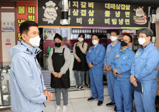 지난 11일 이강덕 포항시장이 해도동 7080거리 ‘위생UP 프로젝트’ 사업 현장을 방문해 포스코 QSS혁신활동에 대해 감사와 격려의 뜻을 전하고 있다.