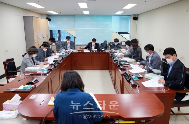 아산시의회가 지난 5월 17일 제229회 임시회 기간 중 제2차 예산결산특별위원회를 열고 제1회 추가경정 예산안 및 제1회 기금운용계획변경안을 심사했다. 집행부에서 제출한 제1회 추경예산안 1조 4581억 원 중 일반회계 17건·3억 3,169만 6천원을 삭감하여 예비비로 증액하는 것으로 심사했으며, 제1회 기금운용계획변경안은 원안가결로 심사됐다.