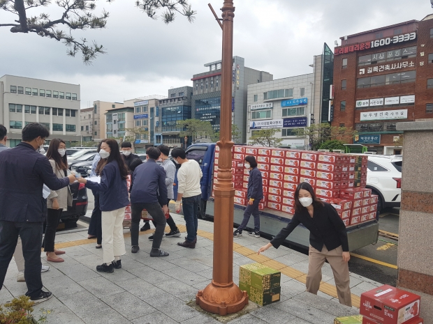 경주시에서 지난 18일 경주시청 직원을 대상으로 ‘이사금 토마토’ 팔아주기 행사를 가졌다