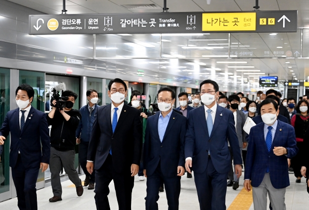박남춘 인천광역시장이 21일 부평구 산곡역에서 열린 '도시철도 7호선 석남연장(산곡역·석남역) 개통식'을 마친 뒤 시승을 하고 있다.