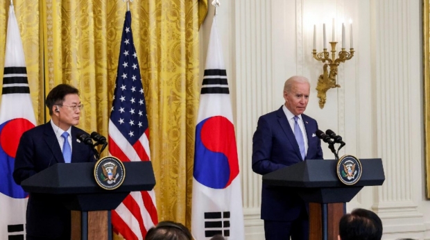 문재인 대통령은 21일(현지시간) 조 바이든 미국 대통령과 첫 대면 정상회의를 백악관에서 갖고, 백신 확보 문제, 양국 간 기술협력, 북한 문제, 미사일 지침, 원자력발전 협력 등에 대해 합의했다. (사진 : 유튜브 캡처)