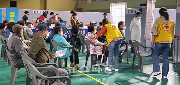 청양군 17개 사회단체로 구성된 자원봉사자 단원들이 청양 다목적체육관에 설치된 예방접종센터에서 75세 이상 어르신과 노인주간보호센터 종사자·입소자를 대상으로 화이자 백신을 접종하는 가운데 각종 편의 제공과 안내, 센터 청소·정리 등을 도맡고 있다.