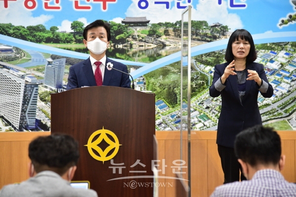 26일 오전 조규일 진주시장이 입장문을 발표하고 있다.