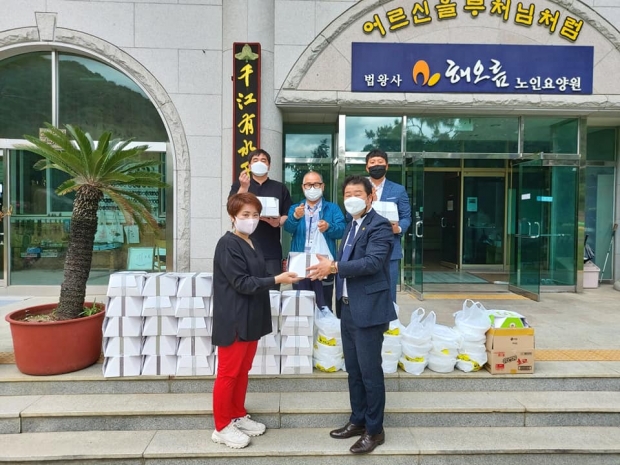 ▲ 대구천사후원회 서영우 수석부회장이 가인노인세터 강선옥 사무국장에게 케잌을 전달하는 모습이다.