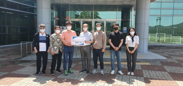 경주시 외국인근로자지원센터에서 외국인근로자상담센터 에 외국인 근로자 등에 지원할 후원물품을 전달하고 있다