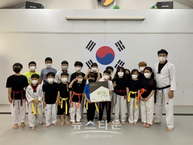 굿네이버스 호남본부(본부장 정용진)는 광림태권도(관장 최두선)에 좋은이웃학원 현판을 전달했다고 28일 밝혔다. 사진은 광림태권도 관원들과 최두선 관장이 좋은이웃가게 현판을 들고 있는 모습.