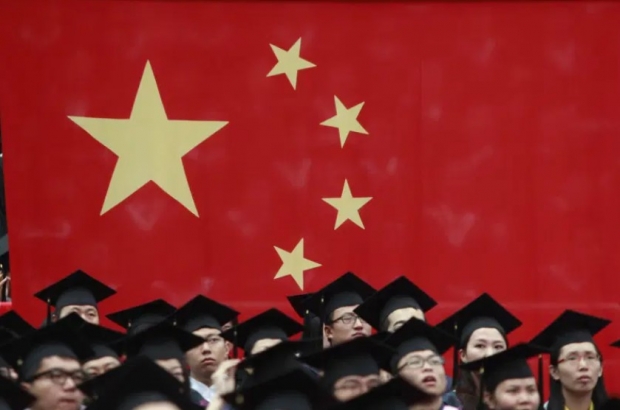 중국의 대학 졸업자 수는 지난 20년 동안 해마다 증가해왔다. 9백만 명 이상의 학생들이 2021년 여름에 대학을 졸업할 것이다.(사진 : 유튜브 캡처)