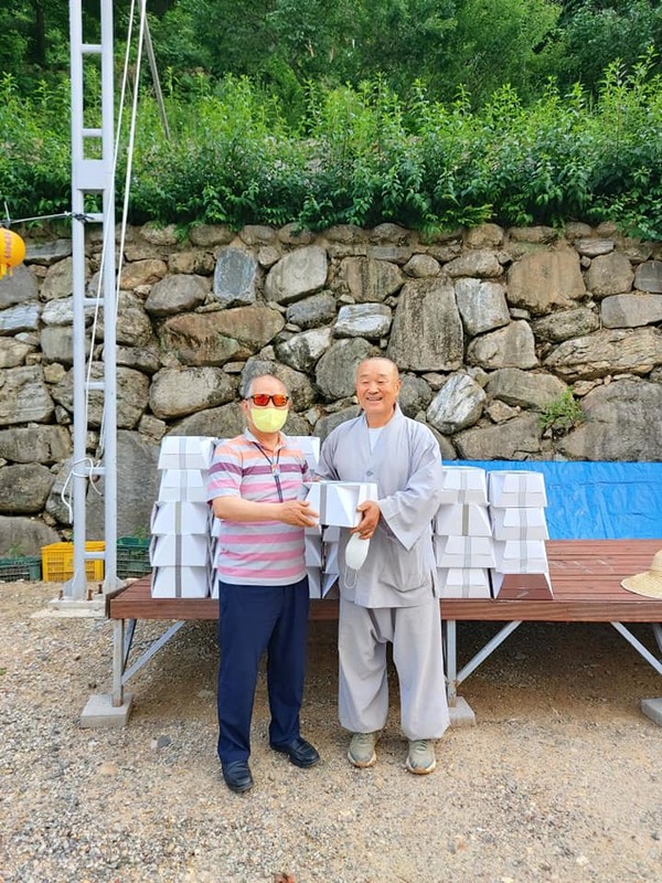 ▲ 대구천사후원회 이강문(왼쪽. 양파방송 총괄사장) 이사장과 해오름요양원 시설장인 실상(오른쪽)스님에게 마들렌케잌을 전달하고 있는 모습이다. 사진재공 =대구천사후원회.