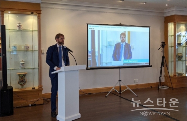 밀레니엄힐튼 서울에서 열린 2021 P4G 서울 정상회의 부대 행사 ‘Offshore Wind Korea, 12GW and Beyond’에서 야콥 라스무센 주한덴마크대사관 에너지 참사관이 국내 해상 풍력 발전 가속을 위한 균등화 발전 원가(LCOE) 연구 결과를 발표하고 있다