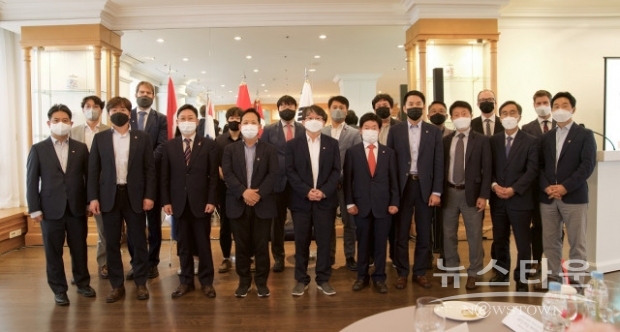 밀레니엄힐튼 서울에서 열린 2021 P4G 서울 정상회의 부대 행사 ‘Offshore Wind Korea, 12GW and Beyond’에 현장 참가한 주한덴마크대사관, 주한네덜란드대사관, 한국에너지공단 및 선박해양플랜트연구소 고위 관계자들이 기념 촬영을 하고 있다