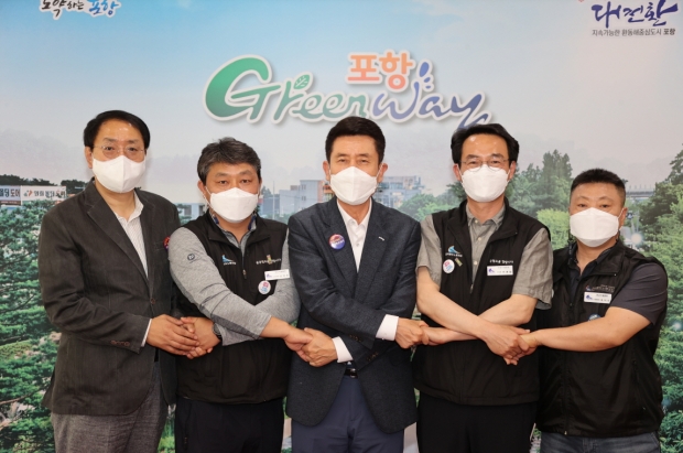 왼쪽부터 이원탁 건설교통사업본부장, 신상준 조직국장, 이강덕 포항시장, 변종철 전국철도노조 부산본부장, 최익수 부본부장