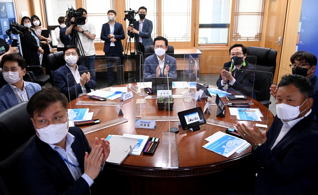 박남춘 인천광역시장이 4일 시청 접견실에서 온라인과 병행해 열린 '민선7기 GIS 성과 및 디지털트윈 행정 대전환 보고회'에서 GIS플랫폼을 활용한 주요사업을 검토하고 있다.