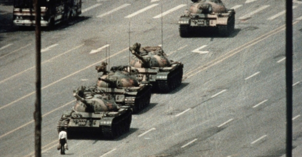 1997년 반환 당시 50년 동안 고도의 자치권을 부여했지만, 24~5년이 지나면서 홍콩의 사회주의 중국화 작업이 본격화되고 있다. 위 사진은 1989년 6월 베이징 톈안먼 광장 민주화 시위(사진 : 유튜브 캡처)