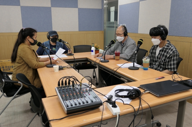 ▲ 부천마을미디어 단체의 라디오 녹음 장면
