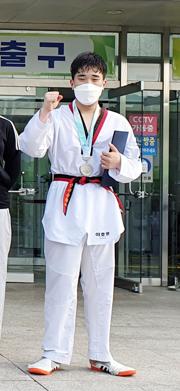 지난 5월 26일부터 이달 3일까지 경북 영천실내체육관에서 '2021년도 전국종별태권도선수권 대회' 남중2학년부 라이트헤비급에서 울산 달천중학교 이호형 선수가 은메달을 획득했다.