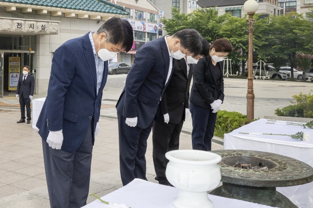 박형우 계양구청장 등 일행이 참배를 하고 있다.