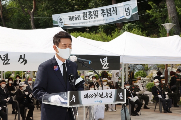 이강덕 포항시장이 추념사를 하고 있다