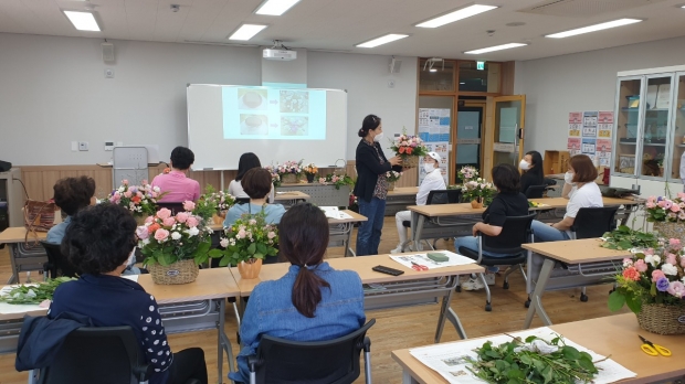 경주시 건강가정·다문화가족지원센터에서 지난 1일 성인 모녀를 대상으로 하는 ‘모녀를 잇다’ 플라워 테라피 교육을 진행하고 있다.