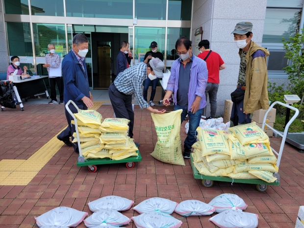팥 재배농가들이 수매계약을 체결한 후 팥 종자를 수령하고 있다
