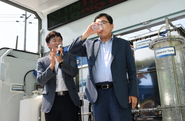 지난해 주낙영 경주시장이 에코-물센터에서 경주시급속수처리기술로 정수된 하수를 마시고 있다.