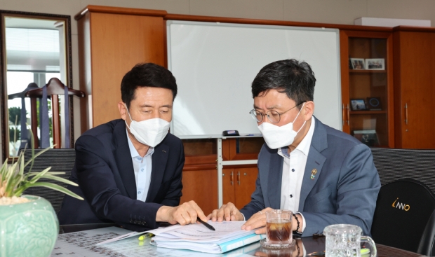 왼쪽부터 이강덕 포항시장, 안도걸 기획재정부 제2차관