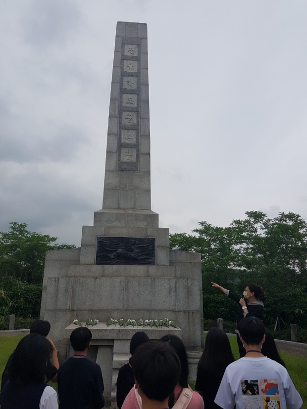 충혼탑 헌화 및 묵념