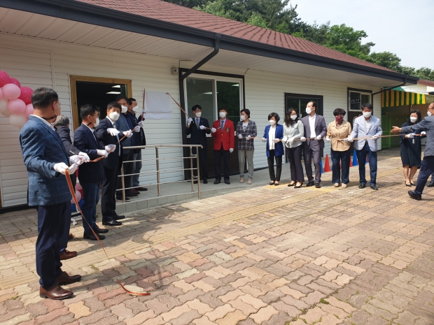경주시 강동면 소재 장애인거주시설인 예사랑단기보호센터에서 지난 5일 ‘장애인 재활 프로그램 교육장’ 준공식을 진행하고 있다