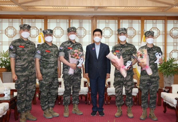 왼쪽부터 김동혁 참모, 윤재규 대대장, 진유근 하사, 이강덕 포항시장, 우준수 병장, 조혁진 일병