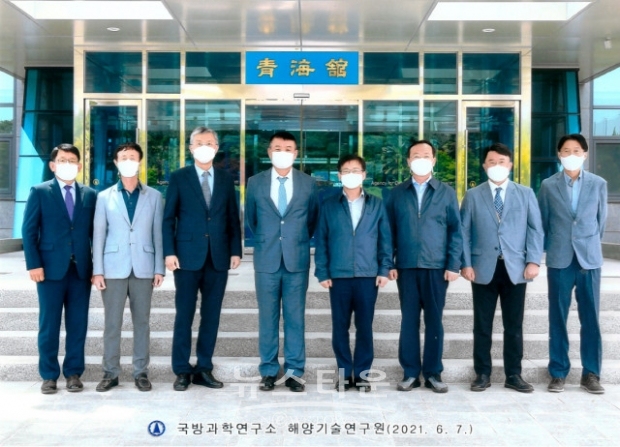 박기문 STX엔진 대표이사는 국방과학연구소 해양기술연구원을 취임 이후 처음 찾아 류존하 해양기술원장 등 관계자들과 그간 수행한 수중 음향 분야 사업에 대한 상호 의견을 논의(사진 : STX엔진)